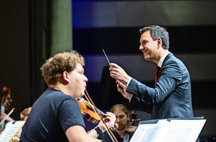 Bild von Alexander Burda mit dem Symphonischen Orchester Ostfildern